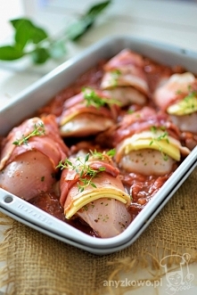 Filety z kurczaka z żółtym serem i szynką szwarcwaldzką na pomidorach