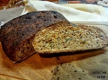 Chleb żytni z owocami goji, siemienim lnianym i pestkami dyni.

Przepis po kliknięciu na zdjęcie :)