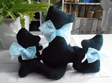 Czarne koty ręcznie szyte