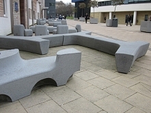 ławki przed uniwersytetem w Huddersfield