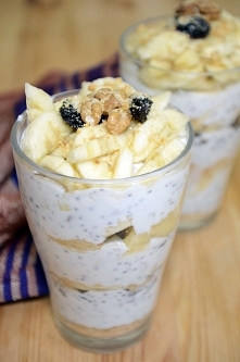 Przekładaniec jogurtowy z bananami i nasionami chia