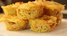 Składniki (dla dwóch blach muffinek 12 sztuk): pół opakowania spaghetti (250 g) opakowanie startych pomidorów/przecieru (500 g) 2 jajka 150 g startego parmezanu opakowanie serka...