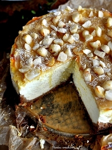 Sernik z karmelem i orzecha...