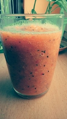 a na śniadanie smoothie z pomarańczy, kiwi i truskawek :)