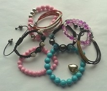 Sprzedam. Mam do sprzedania bransoletki (nie tylko te na zdjeciu) Jezeli chodzi o cene: bransoletka swarovski ok. 15 zl, bransoletka z koralikow ok 7 zl. Oferuje rowniez kolczyk...