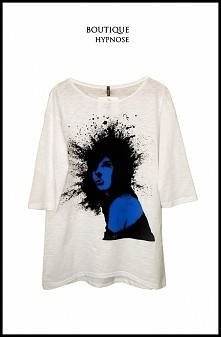 A czy mamy tutaj fanów kolekcji Robert Kupisz?
Jeśli tak to zapewne spodoba Wam sie nasza następna propozycja.
Luźna koszulka z rękawem 3/4 w kolorze białym.
Dodatkową ozdobą je...