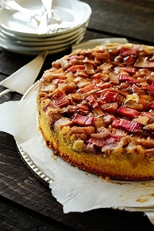 Odwrócone ciasto z rabarbarem zapiekane z karmelem.