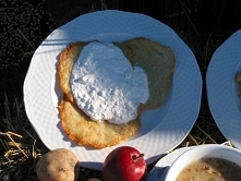 Plendze ;) Zapytacie co to takiego, a to po prostu placki ziemniaczane. Jak kto lubi ze śmietaną lub z cukrem, mi szczególnie przypadła do gustu ta druga wersja i kojarzy mi sie...