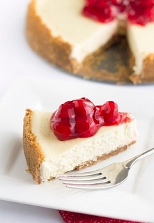 Dietetyczny sernik białkowy Dukana ilość porcji: 5 Składniki: 500g sera białego w kostkach (chudy) 5 jajek 1 budyń waniliowy, lub 2 łyżki skrobi kukurydzianej 100ml mleka słodzi...