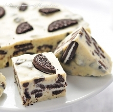 KRAJANKA OREO FUDGE



Składniki:
45 g masła
350 g  połamanej białej czekolady
250 g mleka skondensowanego słodzonego
1 łyżka ekstraktu waniliowego
szczypta soli
170g ciastek Oreo


Wykonanie:
masło, białą czekoladę i mleko skondensowane słodkie wkładamy do rondla i podgrzewamy na niewielkim gazie, często mieszając, żeby masa się nie przypaliła,  gdy składniki zaczną się ze sobą łączyć , dodajemy ekstrakt waniliowy oraz szczyptę soli, całość  mieszamy
mieszankę ściągamy z gazu i dodajemy  pokruszone ciastka Oreo ,( ciastka kruszymy na większe i mniejsze kawałeczki) mieszamy , przekładamy do formy ja użyłam tortownicę 18cm,wyłożoną  folią spożywczą, wierzch dodatkowo  dekorujemy większymi kawałkami Oreo,  masa jest jeszcze ciepła , więc dopiero zimną wkładamy do lodówki na kilka godzin, a najlepiej na całą noc.