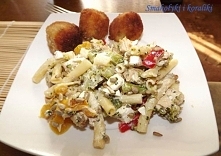 Sałatka makaronowa z kurczakiem na ciepło PRZEPIS: Składniki (podaję przybliżone ilości, bo tak naprawdę dodawałam składniki „na oko”): 200 g makaronu, 2 piersi z kurczaka, pół ...