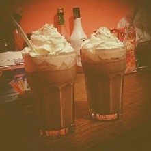 mniam. gorąca czekolada, bita śmietana i cukierki. *-* niebo w gębie.