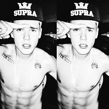 Dwoje ludzi może patrzeć na...