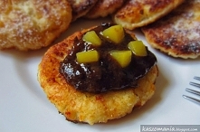 Placki z kaszy jaglanej, twarogu i brzoskwini

Składniki na ok. 17 placków:

- 300/400 g twarogu
- 1,5 szklanki ugotowanej kaszy jaglanej
- ok. 6 połówek brzoskwini
- 1 jajko
- ...