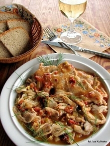 Schab duszony z czernidłakami
Czernidłaki kołpakowate - grzyby, które rosną bardzo pospolicie w miejscach ruderalnych, przydrożnych zaroślach, na łąkach i polach. Póki są zamkni...