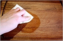 Czy wiecie że aby usunąć bakterię, które znajdują się na naszej desce do krojenia, wystarczy umyć ją gorącą wodą, po czym przetrzeć octem. 
Dzięki silnym właściwościom bakteriob...