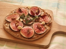 PIZZA Z PATELNI (z figą, serem pleśniowym i orzechami)
/1 porcja/
70g mąki pełnoziarnistej
30g mąki pszennej jasnej
50ml ciepłej wody
łyżeczka oliwy
10g świeżych drożdży / łyżec...