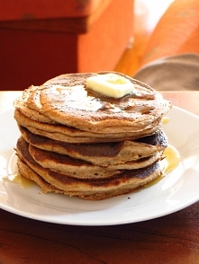 KLASYCZNE PANCAKES
/1 porcja/
60g mąki (pełnoziarnistej lub innej)
1 jajko
100-130g jogurtu naturalnego*
1/3 łyżeczki sody oczyszczonej
szczypta soli

*ew. gęstej maślanki, kefi...