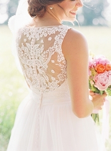 Zdjęcie ślubne, które warto mieć: tył sukni ślubnej. fot.Cassidy Carson Photography Więcej na blogu Madame Allure!