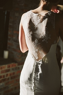 Zdjęcie ślubne, które warto mieć: tył sukni ślubnej.
fot. Tory Williams

Więcej na blogu Madame Allure!