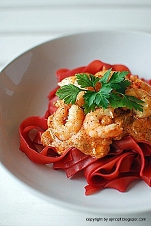 Żurawinowe fettuccine z sosem pomidorowym i krewetkami