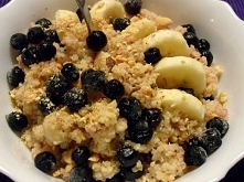 Banan i aronia raw ciasto