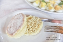 Ciepłe proziaki, świeże masło czosnkowe i kubek zimnego mleka, to najlepszy sposób, by powrócić przede wszystkim do smaków dzieciństwa, kiedy to babcia piekła te przepyszne bułe...