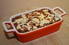 Jestem wielką miłośniczką kasz, dlatego polecam zapiekankę z kaszy gryczanej. Do kaszy dodaję podsmażone pieczarki, zaś na dnie układam warstwę mięsa mielonego z porem, czosnkie...