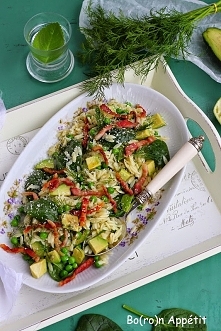 Sałatka z makaronu orzo ze szpinakiem