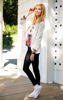 Klasyczne trampki za kostkę - nic więcej nie potrzeba do perfekcyjnych letnich spacerów. Trampki znajdziecie w naszym sklepie online.