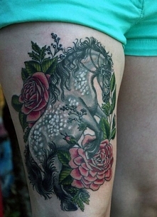 tatuaże na udzie koń