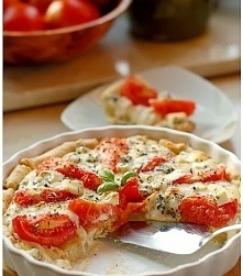 TARTA POMIDOROWO-SEROWA ciasto 200g mąki 100g zimnego masła 1 jajo 2 łyżki zimnej wody pół łyżeczki soli 4 pomidory 2 kule sera mozzarella po 125g 80-100g sera lazur lub gorgonz...