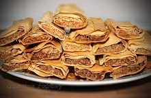 Ruloniki z ciasta filo z orzechami i miodem.