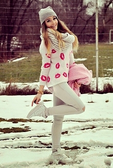 Szarości i piękny, słodki sweterek. <3