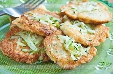 Placuszki z cukinii z sosem