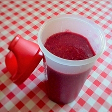 Czerwony koktajl

Do przygotowania użyłam:
2 małe buraki,
2 marchewki,
1 banan,
1 pomarańcza,
o,5 litra soku 100% brzoskwinia - morela,
0,5 szklanki wody,
Trochę płatków górskic...