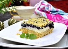 KRUCHE CIASTO Z JAGODAMI I BUDYNIOWĄ BEZĄ