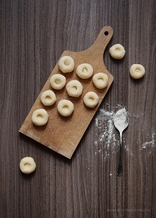 Kluski śląskie idealne
Ziemniaki. Ziemniaczane. O ziemniakach. Z ziemniakami. Pyra, grula, psianka, kartofel. Nie jestem z Poznania, ale zdecydowanie mogę się podpisać pod hasłe...