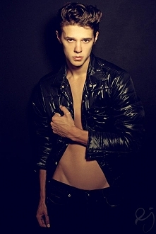 Shane Collins ("Wampiry z Morganville") Mrrr... Wszystkie kochamy złych chłopców, prawda? Trudno się im oprzeć, a Shane nie jest wyjątkiem :)