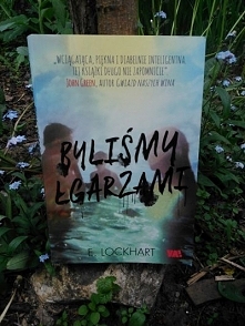 Szukasz intrygującej lektury? Zapraszam do zapoznania się z recenzją, którą opublikowałam na moim blogu: Świat według Lilii