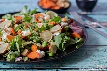 Sałatka z chipsamiz  topinambura i marchewki na zdrową kolację lub obiad