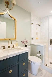 Łazienka klasyczna, ale w bardzo modnych kolorach - granat, złoto i biel <3 Więcej inspiracji na blogu moojconcept .com ZAPRASZAM :)