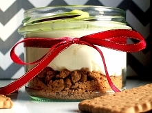 Pyszny i prosty deser z serkiem mascarpone, herbatnikami i owocami (klik)