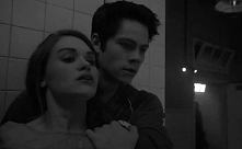 Stiles trzyma Lydię w zwiastunie przez sekundę i ja jestem jak: awww, stydia! <3 *-*