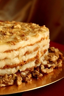 Miodowy tort z orzechami