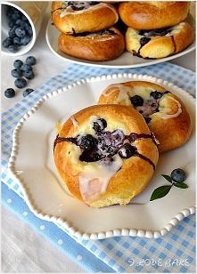 Bułeczki z serem i jagodami – przepis ilovebake.pl