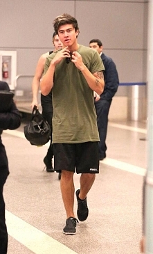 calum wygląda tutaj jak bóg seksu 