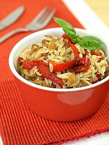 Sałatka z makaronu orzo z karmelizowaną cebulą i pieczoną papryką 25 dag makaronu orzo
4 spore cebule cukrowe (około 1/2 kg)
4 czerwone, mocno dojrzałe papryki
10 łyżek oleju ro...