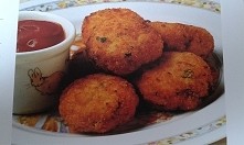 Nuggetsy z kurczaka

500g mięsa kurczaka, zmielonego
1 jajko, lekko roztrzepane
3/4 szklanki okruchów czerstwego chleba 
55g twarogu
2 łyżki natki pietruszki, drobno posiekanej
...