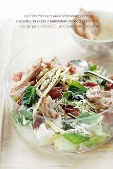 Sałatka a'la Cezar z fasolką szparagową
z grzankami, parmezanem i bazylią